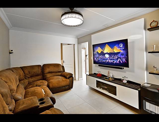 3 BEDROOM TOWNHOUSE FOR SALE IN KYALAMI HILLS